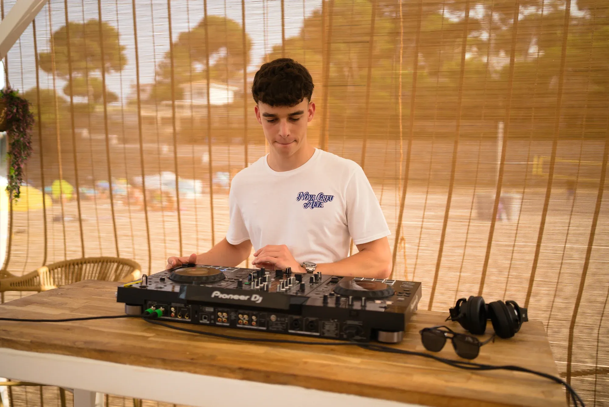 DJRUIZZ pinchando en la cabina en un tardeo de día